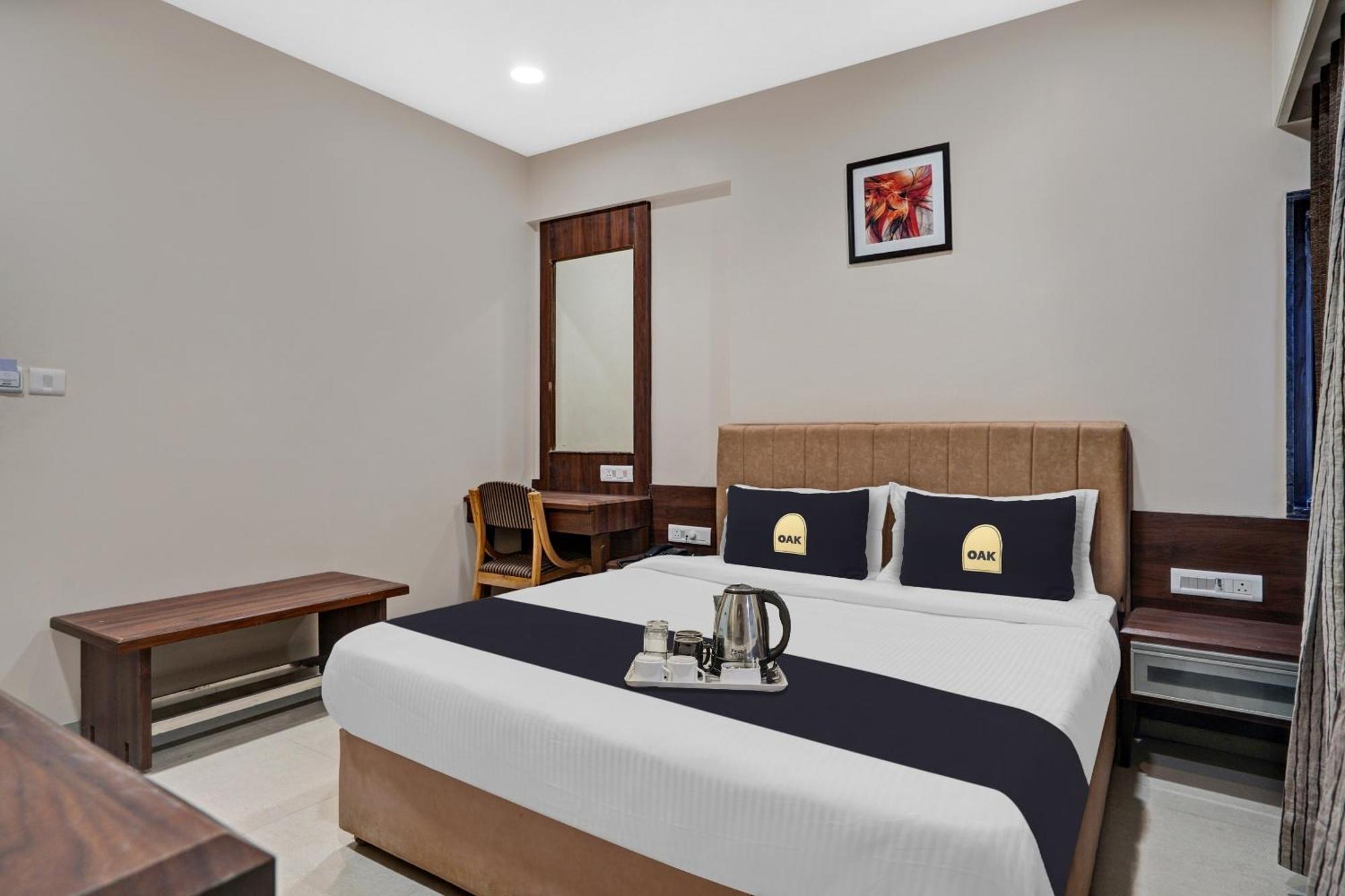 Clubhouse Hotel Raajpath Vadodara Luaran gambar