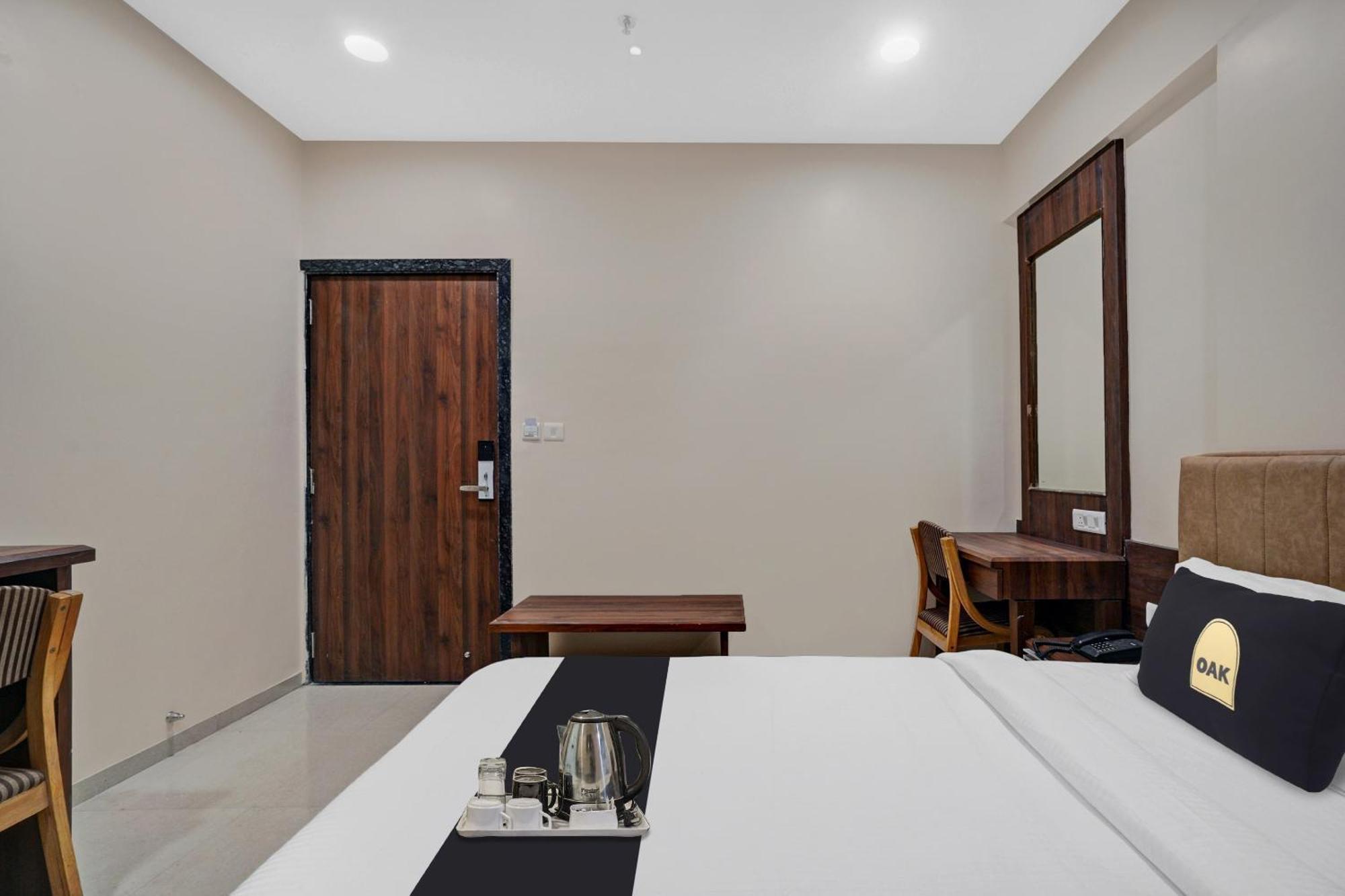 Clubhouse Hotel Raajpath Vadodara Luaran gambar