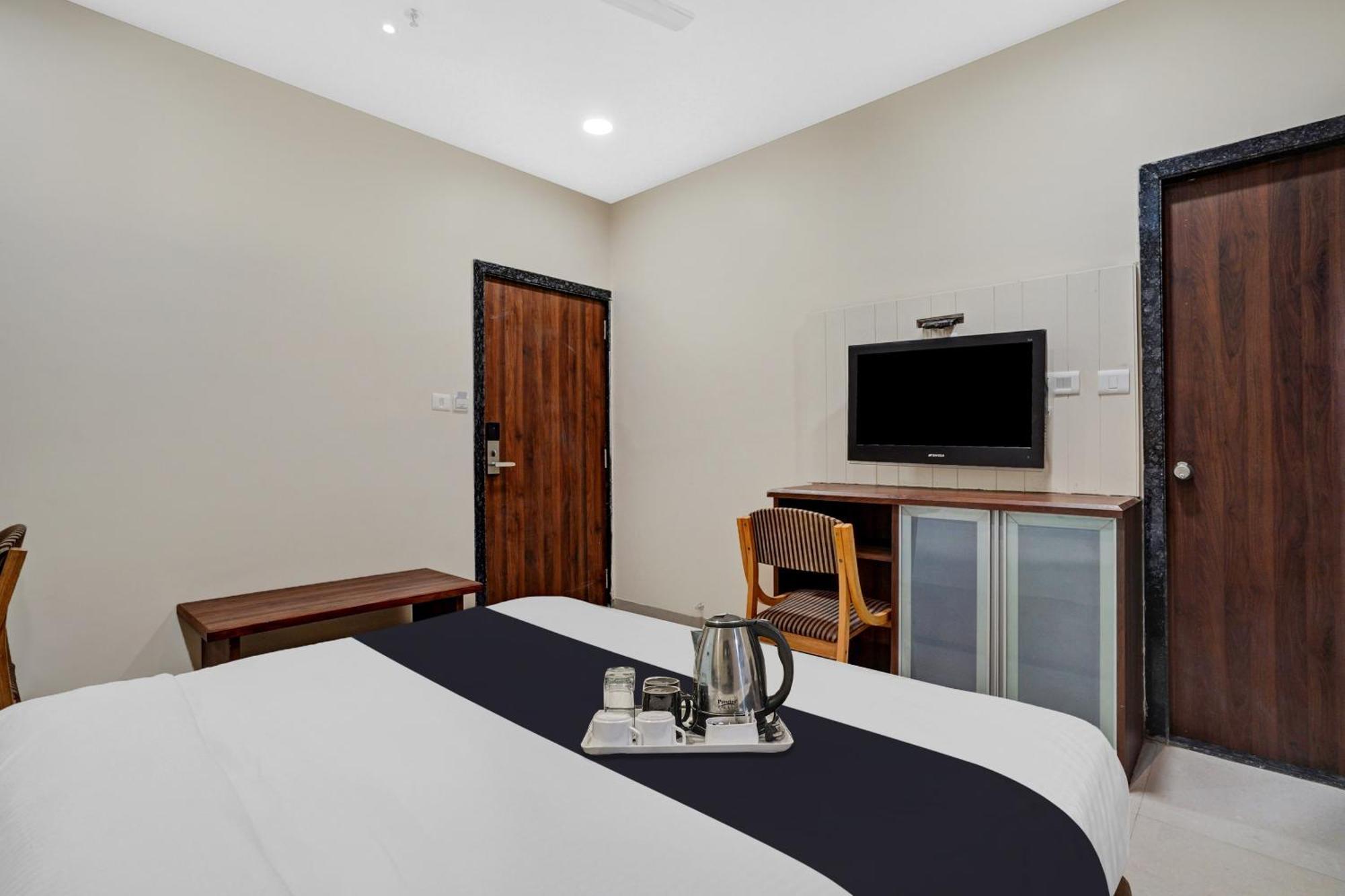 Clubhouse Hotel Raajpath Vadodara Luaran gambar