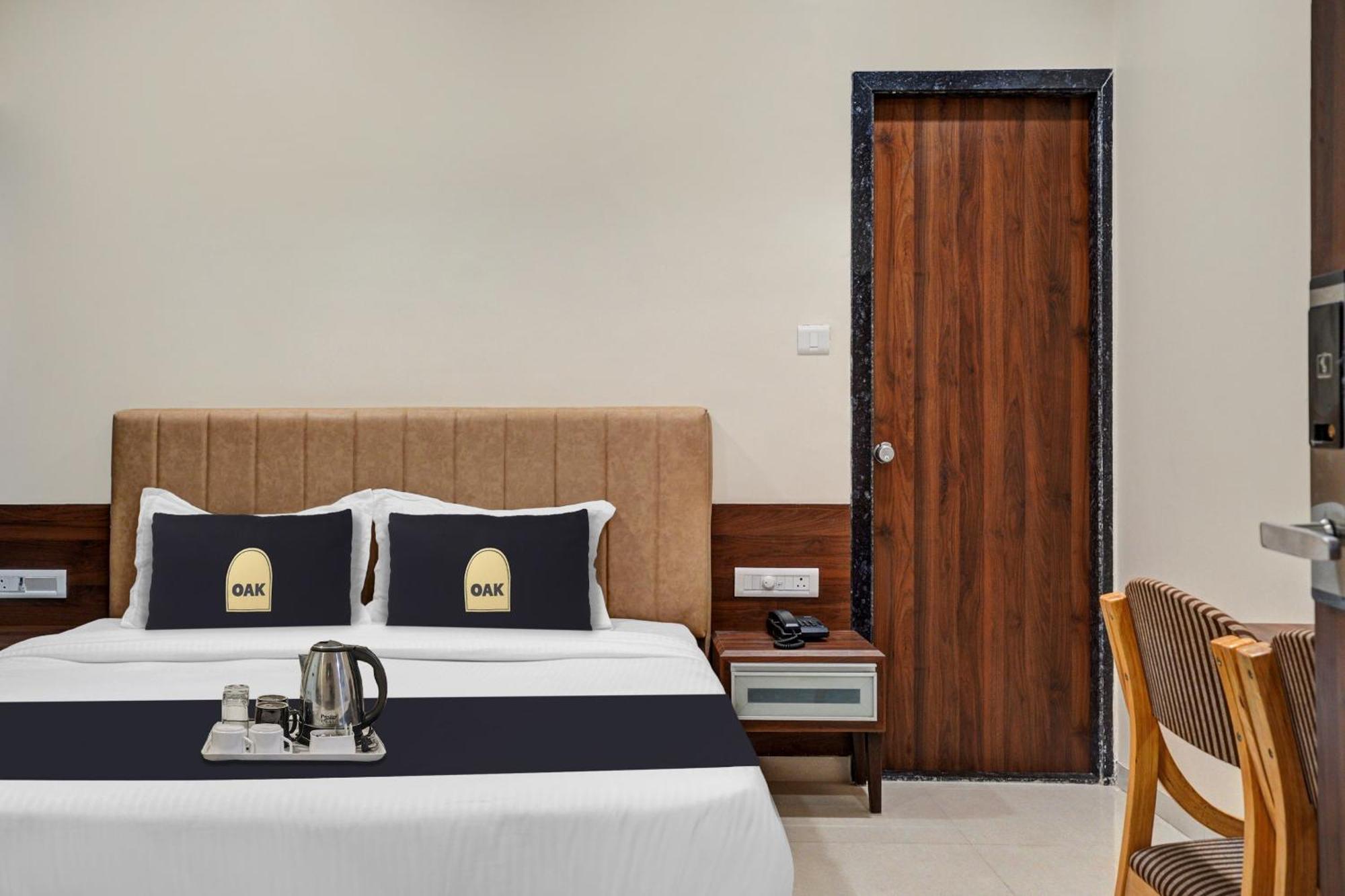 Clubhouse Hotel Raajpath Vadodara Luaran gambar