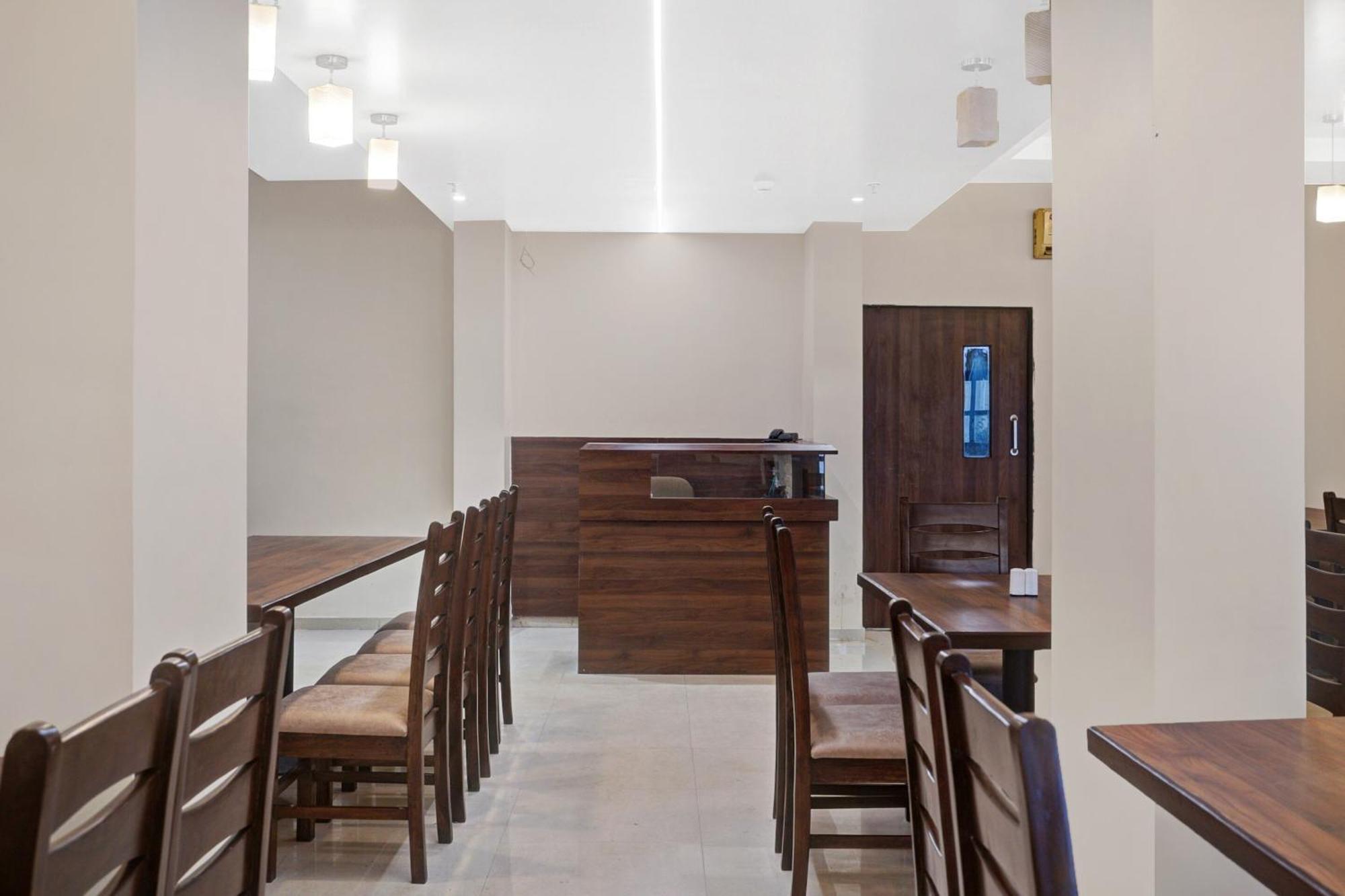 Clubhouse Hotel Raajpath Vadodara Luaran gambar