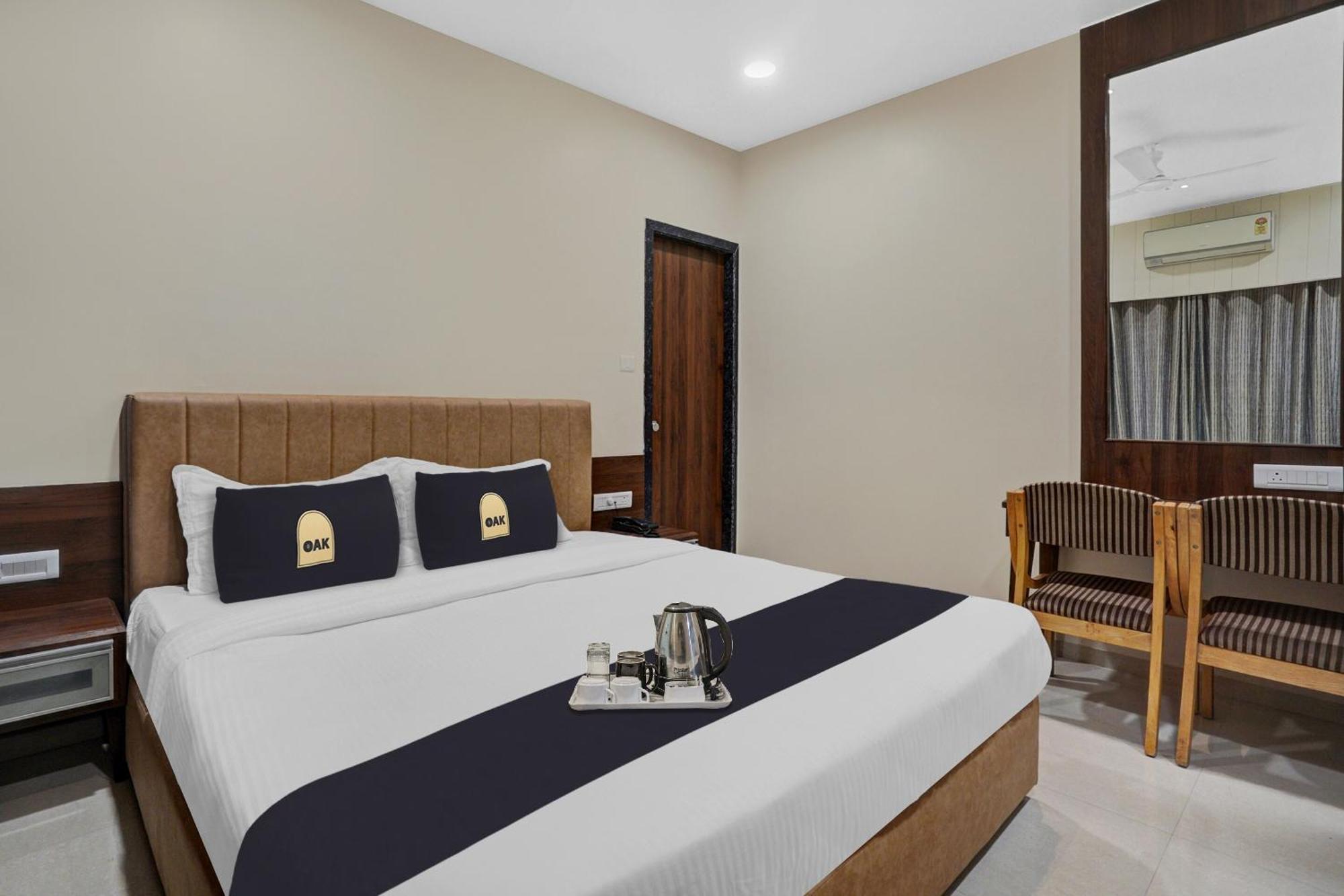 Clubhouse Hotel Raajpath Vadodara Luaran gambar