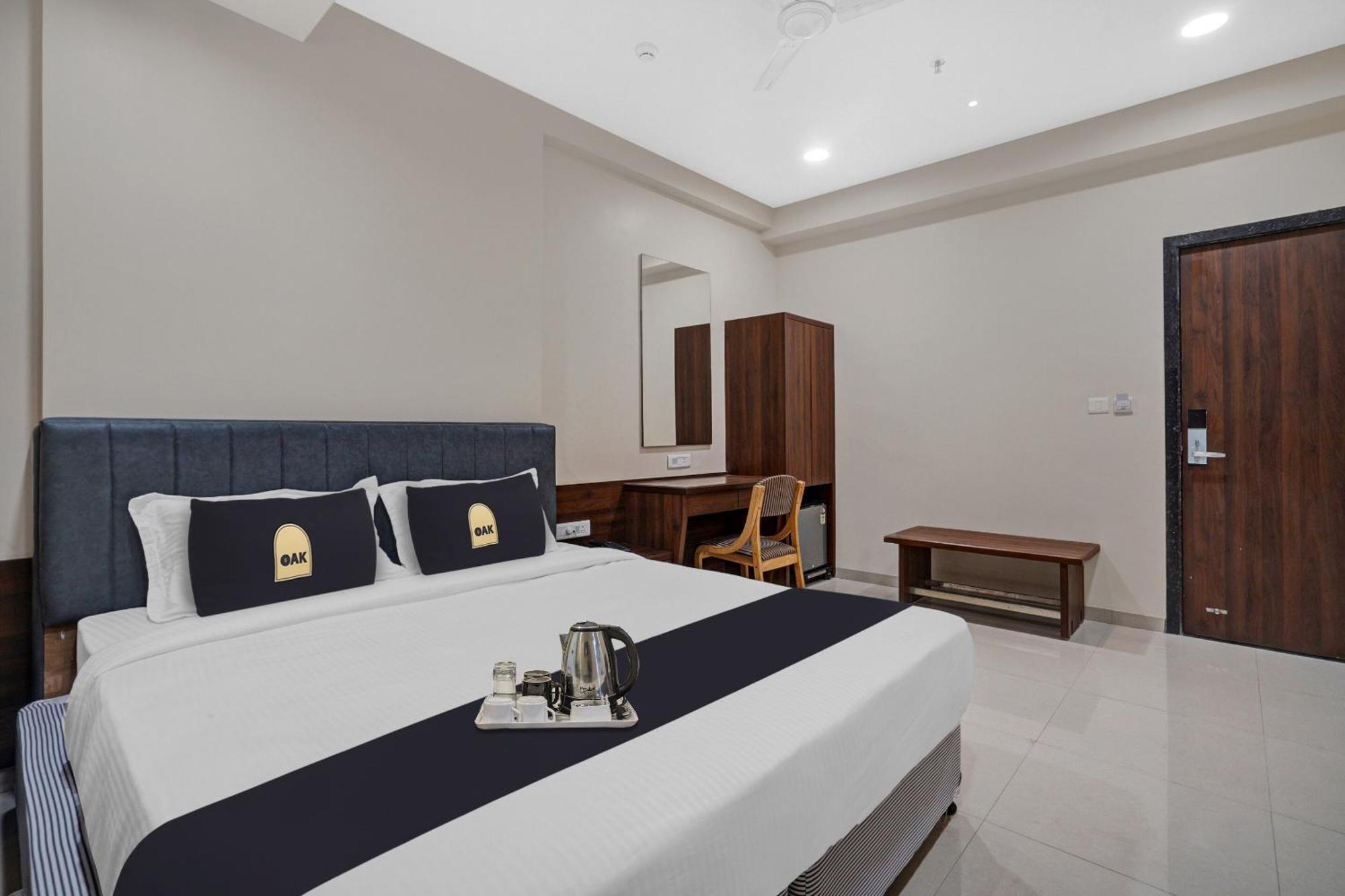 Clubhouse Hotel Raajpath Vadodara Luaran gambar