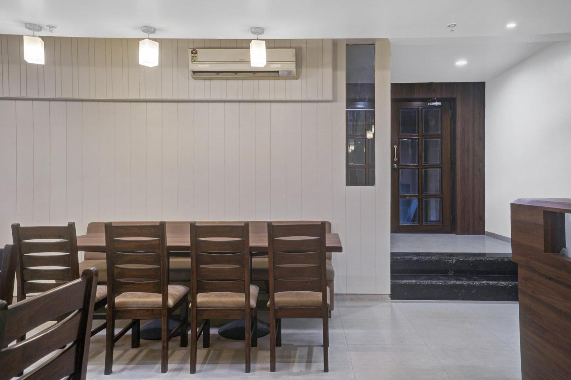 Clubhouse Hotel Raajpath Vadodara Luaran gambar
