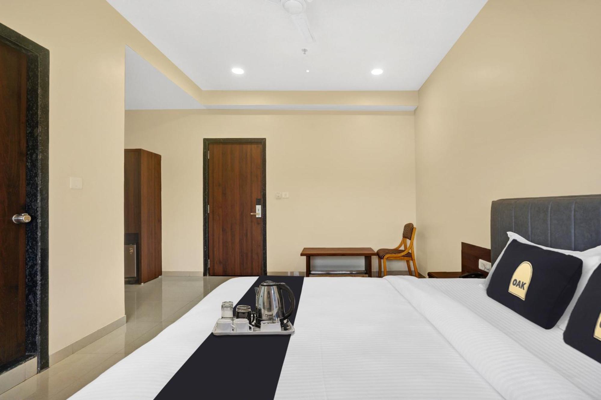 Clubhouse Hotel Raajpath Vadodara Luaran gambar