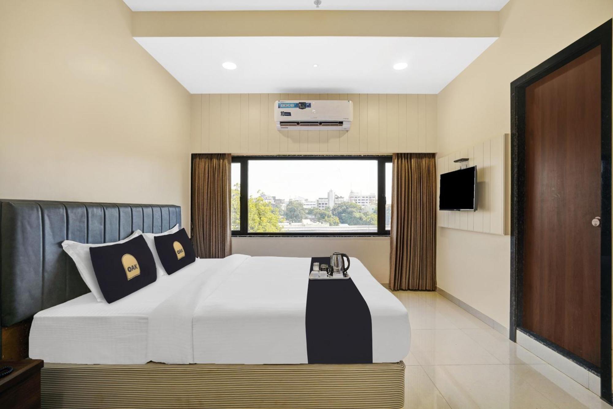 Clubhouse Hotel Raajpath Vadodara Luaran gambar