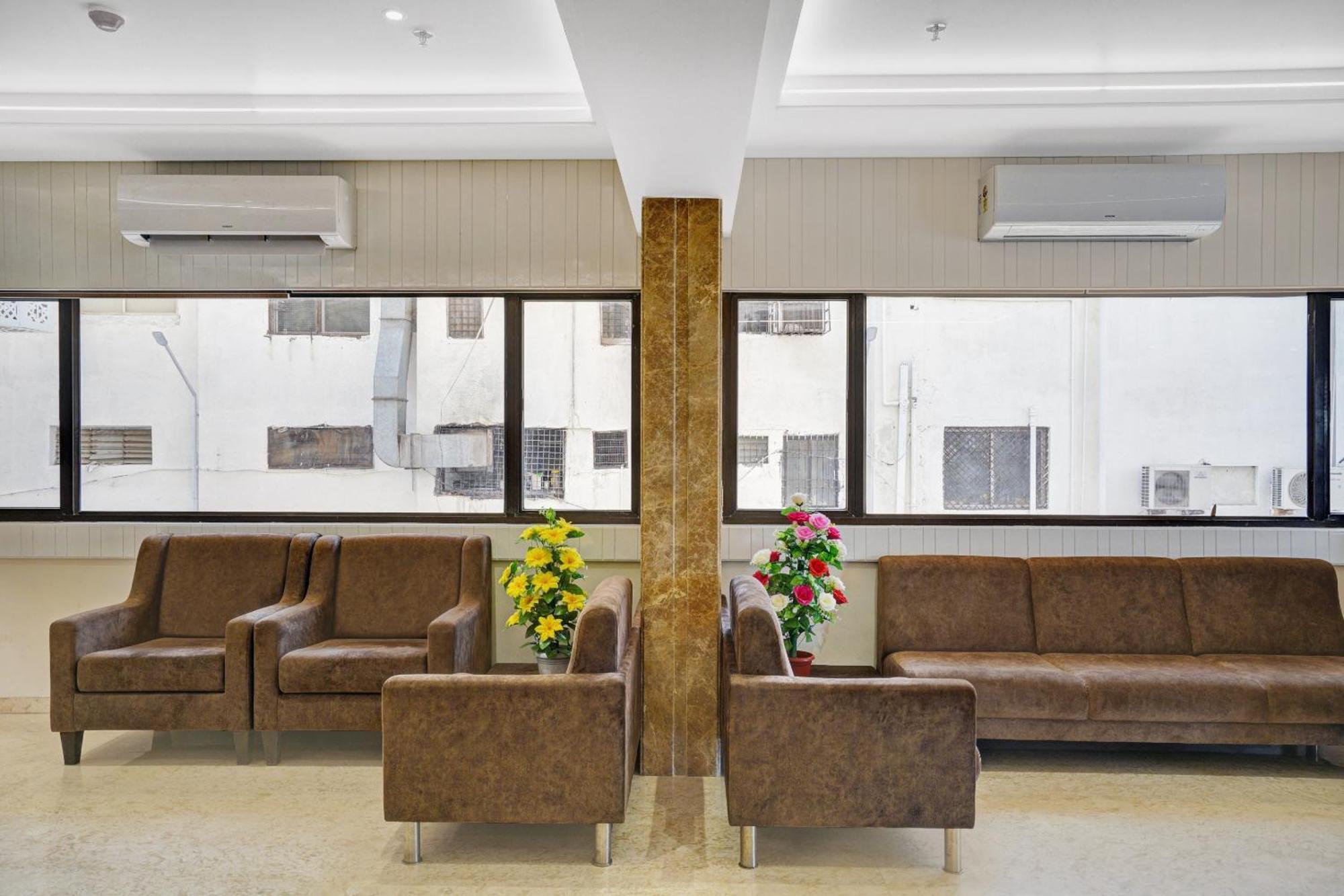 Clubhouse Hotel Raajpath Vadodara Luaran gambar