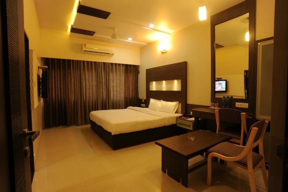 Clubhouse Hotel Raajpath Vadodara Luaran gambar