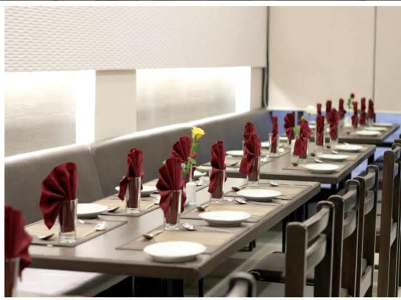 Clubhouse Hotel Raajpath Vadodara Luaran gambar